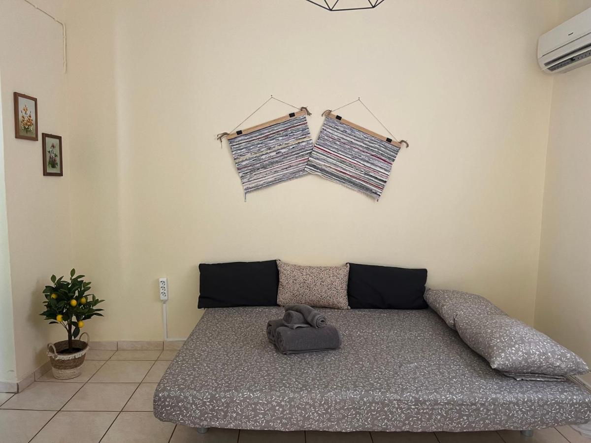 Yiayia Katina'S House Apartment Corinth ภายนอก รูปภาพ